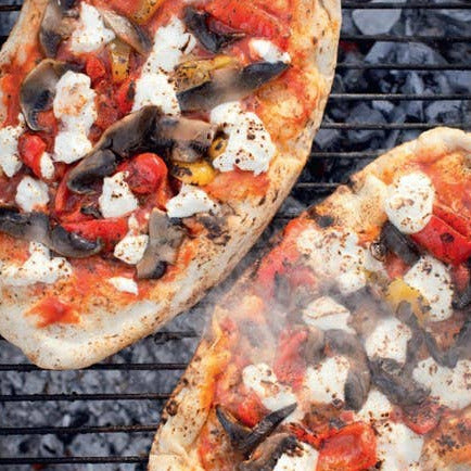 Grilled pizza with vegetables on a barbecue, accompanied by a recipe text.